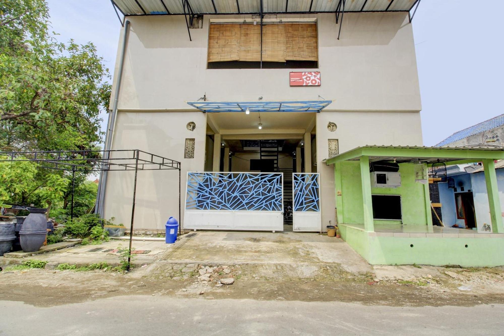 Oyo 90725 Zeevanna Guest House Syariah Kediri  Exterior foto