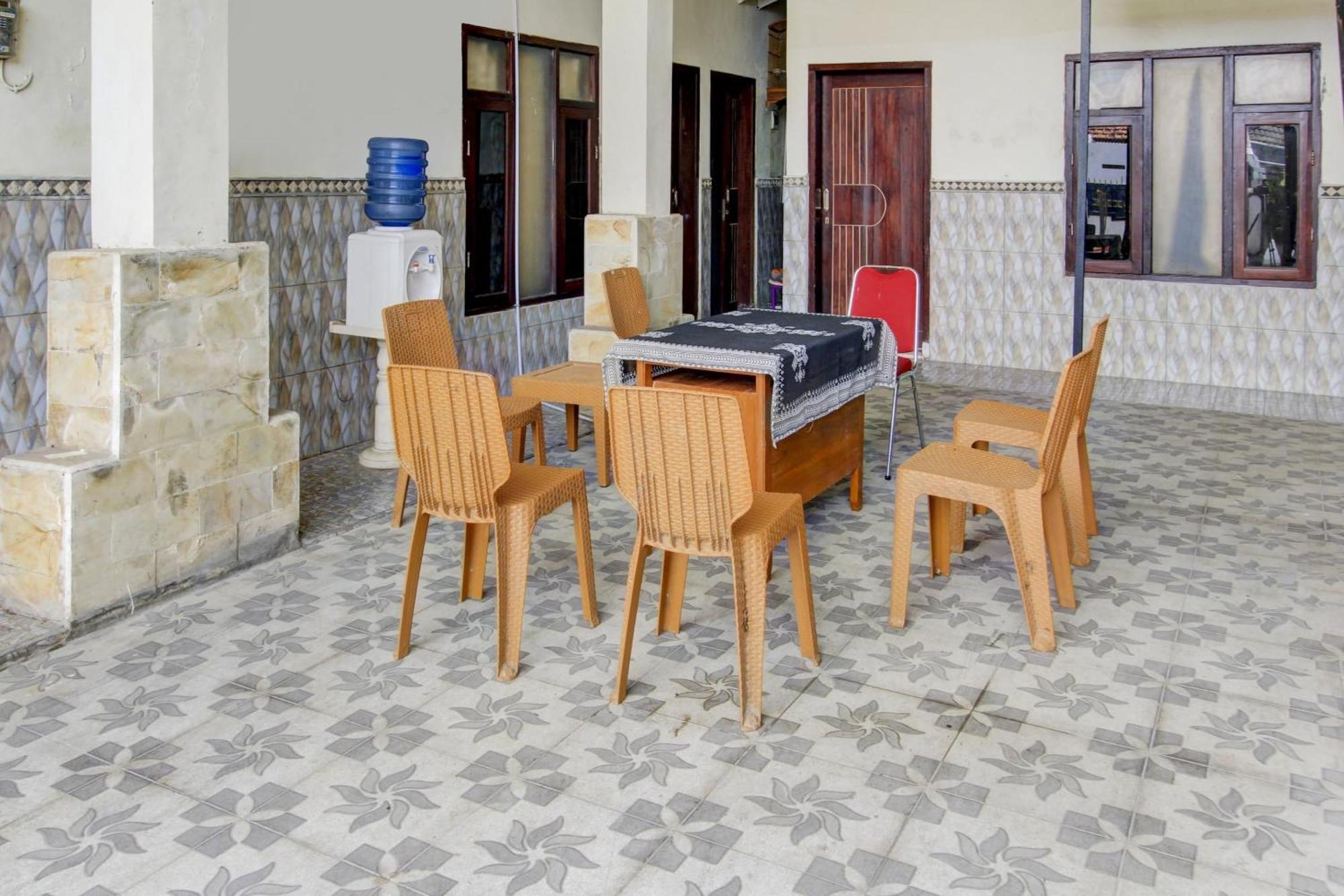 Oyo 90725 Zeevanna Guest House Syariah Kediri  Exterior foto